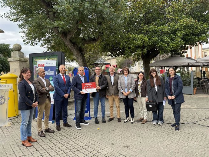 Representantes institucionales y sanitarios durante la inauguración