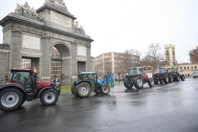 Archivo - Varios tractores a su entrada a la ciudad por Puerta de Toledo 