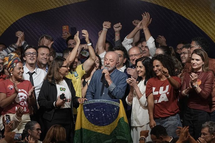 BRASÍLIA, 26 de outubro de 2026  -- O atual presidente brasileiro, Luiz Inácio Lula da Silva (C), candidato do Partido dos Trabalhadores, no poder, profere um discurso após sua vitória no segundo turno das eleições presidenciais em São Paulo, Brasil, em 2