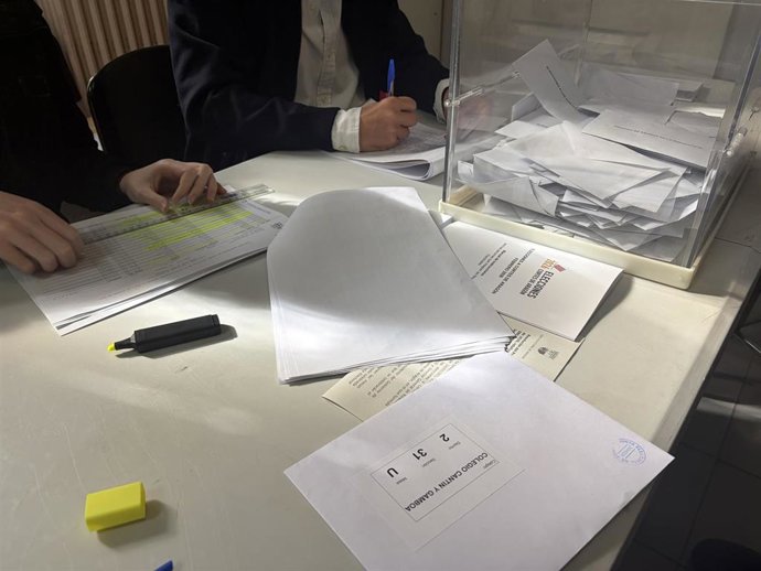Archivo - Mesa electoral.