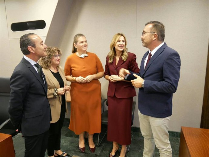 La consejera de Economía, Hacienda, Portavocía, Fondos Europeos y Transformación Digital, Marisa López Aragón, con los diputados del PP en la Asamblea Regional