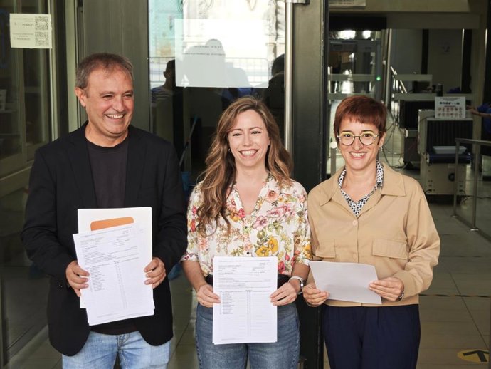 María Teresa Pérez (c), Natxo Bellido (i) y Alicia Rius (d), este lunes en Alicante