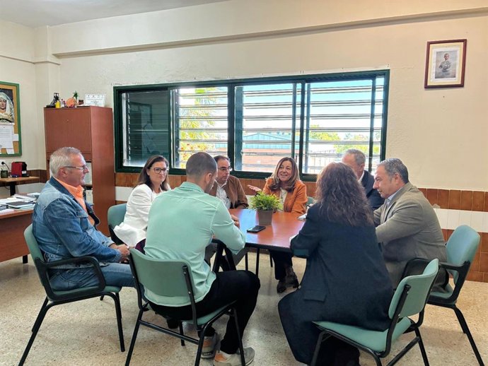 La consejera de Educación, María del Carmen Castillo, en un encuentro con los docentes del IES Pablo Neruda de Castilleja de la Cuesta (Sevilla).