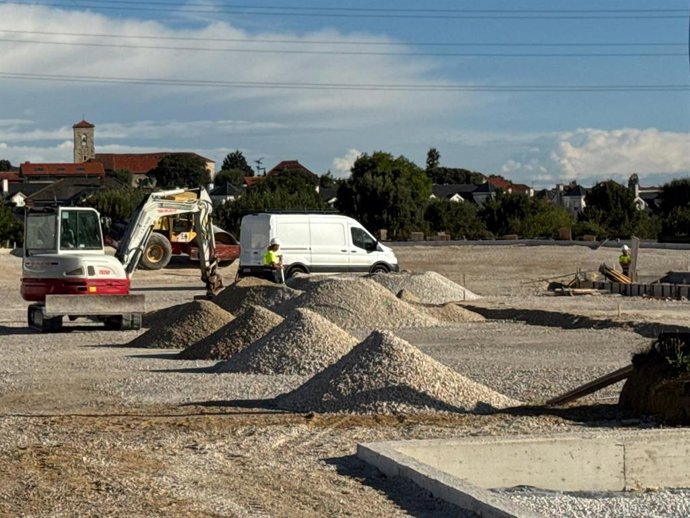 El Gobierno y Santa Cruz de Bezana construyen una pista de atletismo en Soto de la Marina