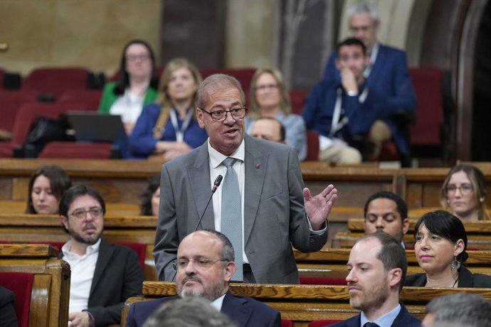 Archivo - El diputado del PP Jaume Veray durante una sesión plenaria en el Parlament de Catalunya