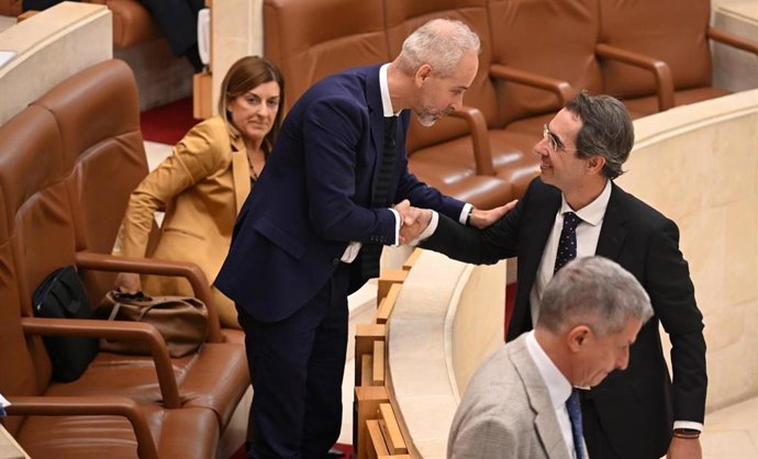 Sergio Silva y Armando Blanco se dan la mano tras la aprobación de la Ley de Autoridad del Profesorado.