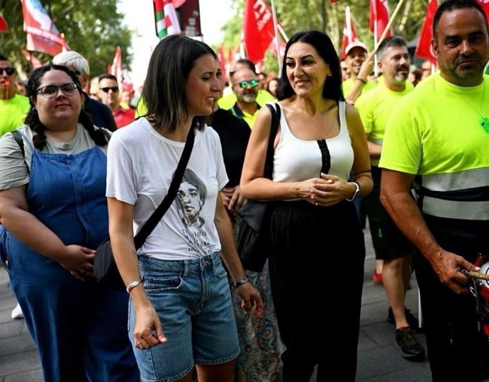 La portavoz de Podemos Andalucía, Alejandra Durán, en una manifestación junto a la candidata de Podemos para el 29N, Irene Montero.