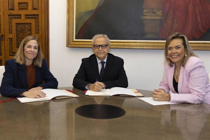 El presidente de la Diputación de Córdoba, Salvador Fuentes, en la firma con el Colegio de Enfermería.