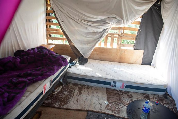 Archivo - Restos del campamento durante el desalojo del campamento chabolista de Sa Jovería