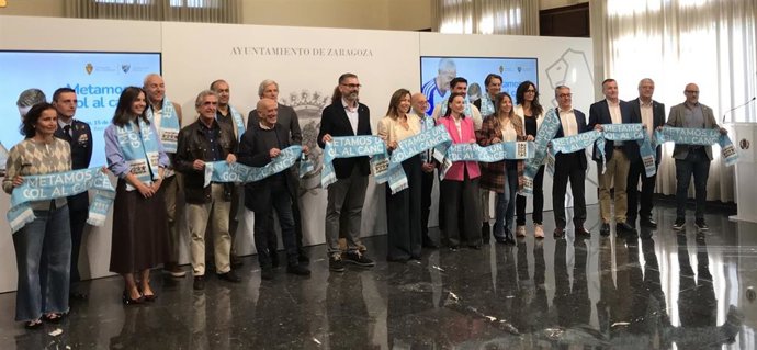 La alcaldesa de Zaragoza, Natalia Chueca; el presidente de Aspanoa, Gabriel Tirado: y el presidente de los veteranos del Real Zaragoza, Jesús Glaría, y patrocinadores presentan el partido de fútbol del 15 de noviembre.