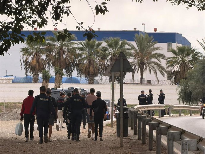 Inmigrantes trasladados hoy por la Policía Nacional desde la Playa del Trampolín en el operativo desplegado para devolver a Marruecos a inmigrantes.