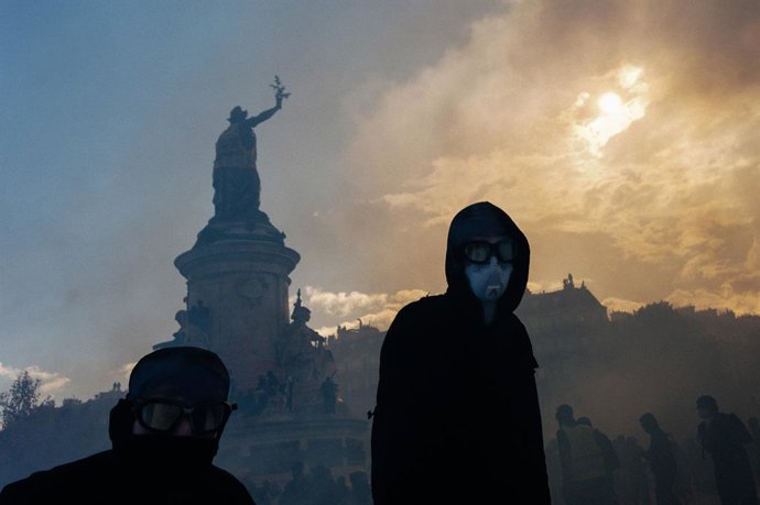 17 de outubro de 2026, Paris, França: Entre 550 mil e 800 mil pessoas saíram às ruas na França; em Paris, dezenas de milhares de manifestantes se reuniram ao longo do dia em vários pontos da capital para demonstrar seu apoio à segunda