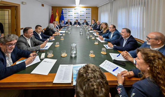 El jefe del Ejecutivo regional, Fernando López Miras, se reunió hoy con el presidente del Sindicato Central de Regantes del Acueducto Tajo-Segura, Lucas Jiménez; con el decano del Colegio Oficial de Ingenieros Agrónomos de la Región de Murcia, Julio Pérez