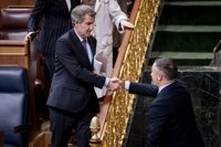 Feijóo y Abascal cierran un pacto en el Senado: Vox no se presenta en seis provincias y el PP no lo hará en tres
