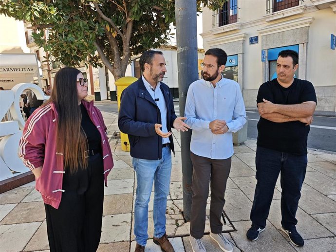 El parlamentario andaluz y portavoz de Vivienda del PSOE en el Parlamento de Andalucía, Dani Pérez, y el portavoz socialista en el Ayuntamiento de Vélez-Málaga, Víctor González.