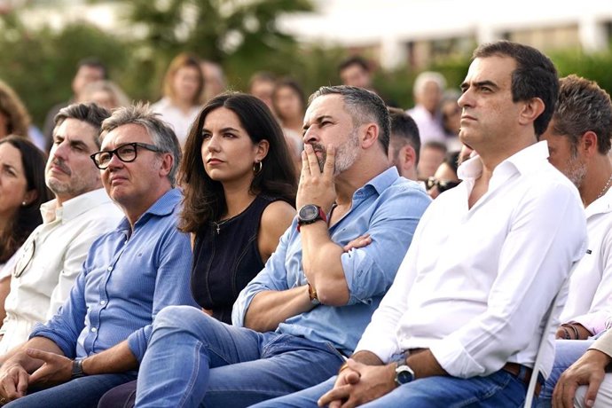 El líder de Vox, Santiago Abascal (2d); el presidente Vox en Andalucía, Manuel Gavira (2i); y la portavoz de Vox en el Congreso de los Diputados, Pepa Millán (c) en un acto de precampaña en Estepona (Foto de archivo).