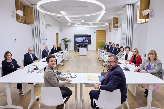 Reunión de la comisión mixta de la Junta de Transferencias, que ha ratificado el traspaso de la competencia de I+D+i