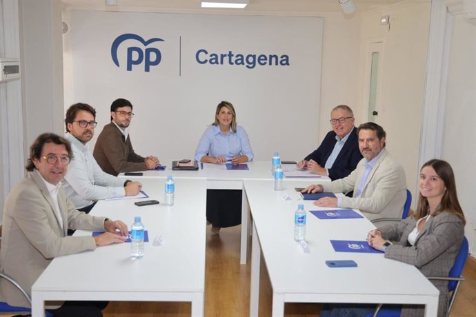 El cabeza de lista del PP al Senado por la Región de Murcia, Francisco Bernabé, mantiene una reunión de trabajo con la alcaldesa y presidenta del PP de Cartagena, Noelia Arroyo, y los candidatos cartageneros del PP a las Cortes Generales