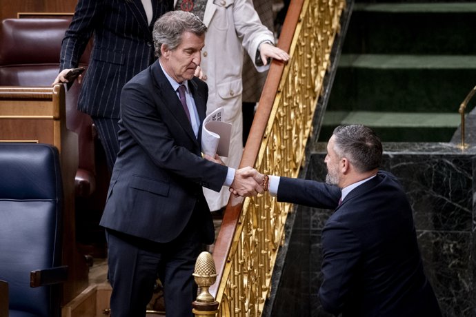 El presidente del Partido Popular, Alberto Núñez Feijóo, saluda al presidente de VOX, Santiago Abascal, a su salida de un pleno en el Congreso de los Diputados, a 10 de febrero de 2026, en Madrid (España).