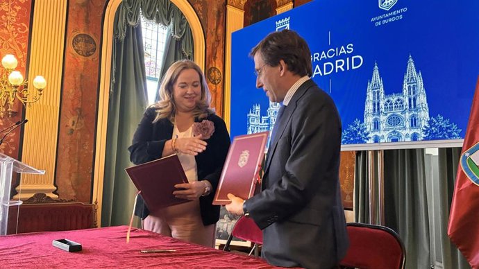 La alcaldesa de Burgos, Cristina Ayala, y el alcalde de Madrid, José Luis Martínez Almeida.