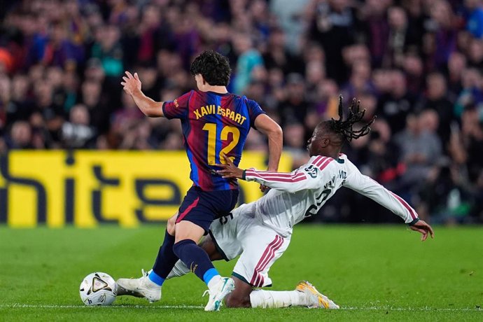 El jugador del Real Madrid Yan Diomande y el del FC Barcelona Xavi Espart disputan un balón durante el partido de LaLiga EA Sports en el Spotify Camp Nou