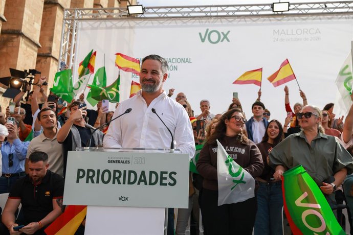 O presidente do Vox, Santiago Abascal, durante um evento público no âmbito da pré-campanha para as eleições gerais de 29 de novembro, na Seu de Mallorca, em 24 de outubro de 2026, em Palma de Mallorca, Mallorca, Ilhas Baleares (Espanha). 
