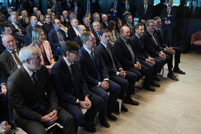El lehendakari, Imanol Pradales, el president de la Generalitat de Catalunya, Salvador Illa, el presidente de la Junta de Andalucía, Juan Manuel Moreno, y el presidente de Canarias, Fernando Clavijo, durante el Future Government Center, en la Torre BAT.