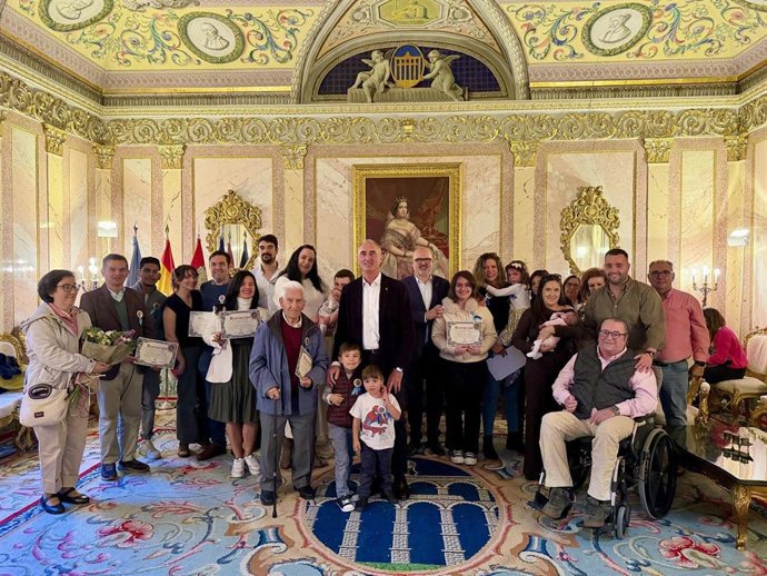 El grupo de 'majos' y centenarios con los ediles, en el Ayuntamiento de Segovia.