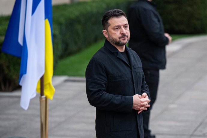 22 de outubro de 2026, Kiev, Ucrânia: O presidente da Ucrânia, Volodymyr Zelenskyy, responde brevemente às perguntas dos jornalistas enquanto aguarda a chegada do primeiro-ministro da Finlândia, Petteri Orpo, em frente ao Palácio Mariinskyi, em Kiev, Ucrâ