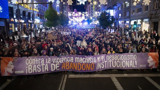 Archivo - Cientos de personas durante una concentración por el día de la Eliminación de la violencia contra las Mujeres, a 25 de noviembre de 2025, en Madrid (España).