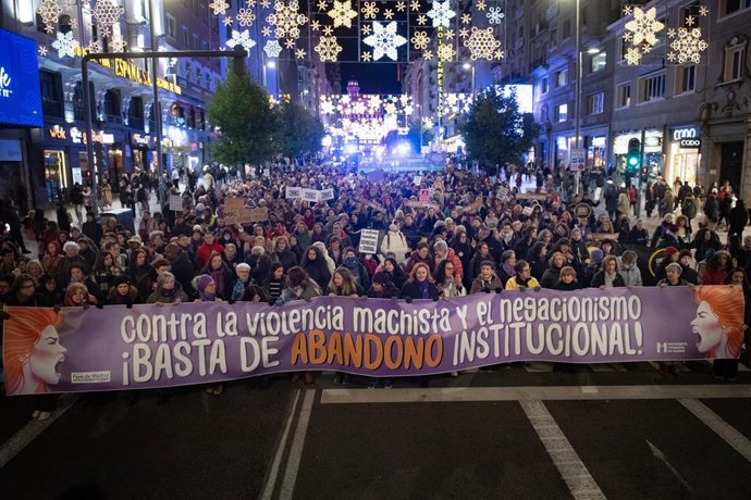 Archivo - Cientos de personas durante una concentración por el día de la Eliminación de la violencia contra las Mujeres, a 25 de noviembre de 2025, en Madrid (España). 