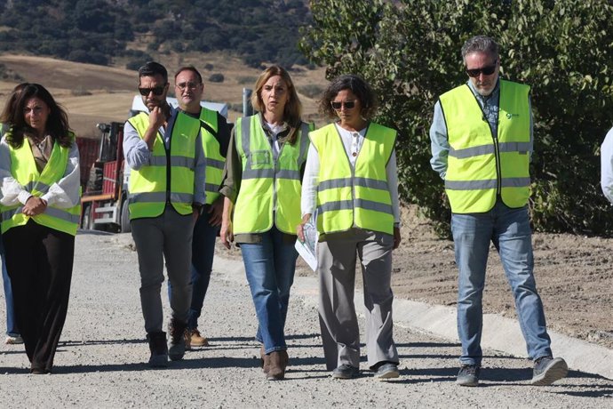 La presidenta de la Diputación, Almudena Martínez, supervisando las obras de la carretera CA-3113 El Gastor-Setenil.