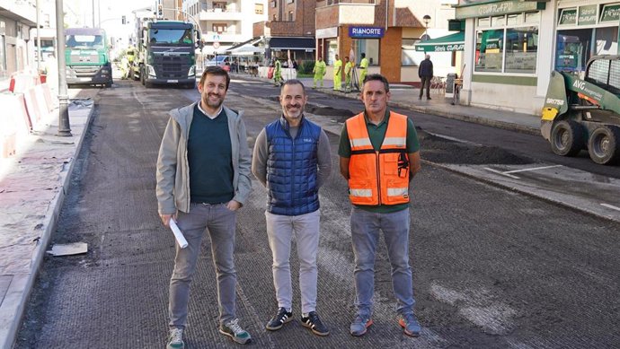 El alcalde de Siero, Ángel García, junto al técnico municipal Juan Freije y José María Sánchez, de la empresa adjudicataria.