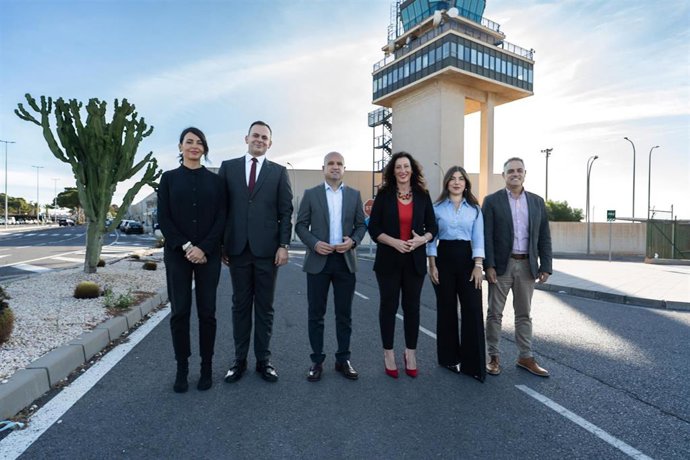 Representantes institucionales en el Aeropuerto de Almería con motivo de la llegada del primer vuelo directo desde Bucarest (Rumanía).