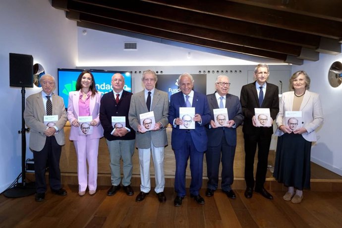 Foto de familia tras la presentación del libro en homenaje al economista Enrique Fuentes Quintana