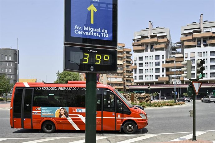 Archivo - Termómetro callejero marca 39 grados, a 22 de julio de 2026, en Murcia, Región de Murcia (España).