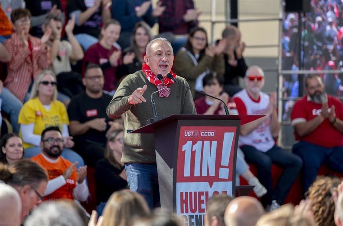 El secretario general de  UGT, Pepe Álvarez, durante una asamblea informativa conjunta ante más de 2.000 representantes empresariales para informar sobre la huelga general del 11 de noviembre