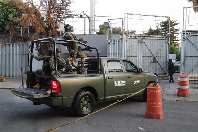 Archivo - 26 February 2026, Mexico, Mexico City: The Mexican army is deployed to guard the Forensic Expert Center of the Attorney General's Office (FGR)