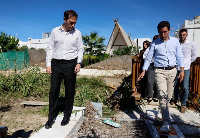 El vicepresidente y ministro de Economía, Comercio y Empresa, Carlos Cuerpo, durante una visita a Oliva tras la dana Adam