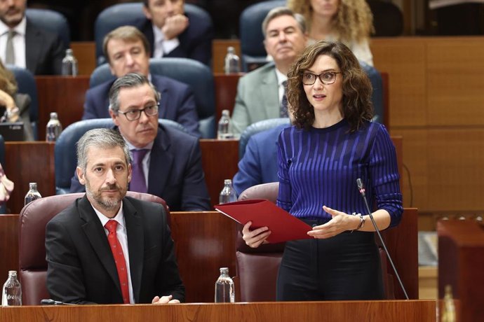La presidenta de la Comunidad de Madrid, Isabel Díaz Ayuso, y el consejero de Presidencia, Justicia y Administración Local de la Comunidad de Madrid, Miguel Ángel García Martín, durante un pleno en la Asamblea de Madrid, a 22 de octubre de 2026, en Madrid