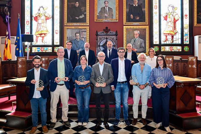 Los premiados con el galardón Metrae reciben el reconocimiento en el salón de plenos del Ayuntamiento de Palma.