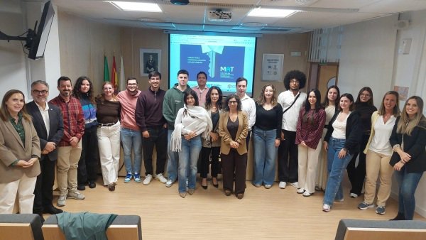 Elena Rizos (presidenta de Aehcor), Pedro Alba (vocal de Aehcor), Nuria Ceular (decana de la Facultad de Ciencias del Trabajo), las Coordinadoras del Máster en la UMA y en la UCO, profesorado del máster y estudiantes de esta primera promoción.