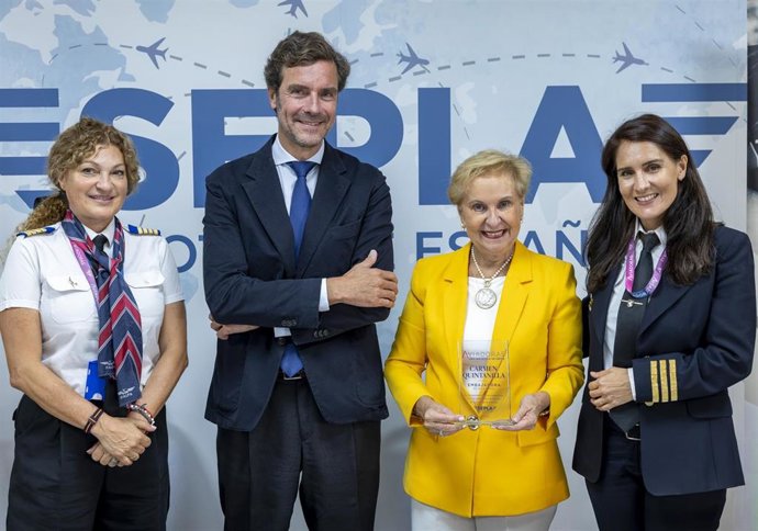De izq a derecha:  Sonia García (Aviadoras), Fernando Miragaya, presidente de Sepla; Carmen Quintanilla y Marta Senso, directora de Aviadoras.