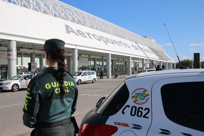 Detenida por robar paquetes de tabaco y perfumes en el aeropuerto de Palma
