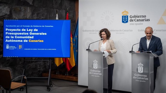 La consejera de Hacienda del Gobierno de Canarias, Matilde Asián, y el portavoz, Alfonso Cabello, en la presentación de los presupuestos de 2027