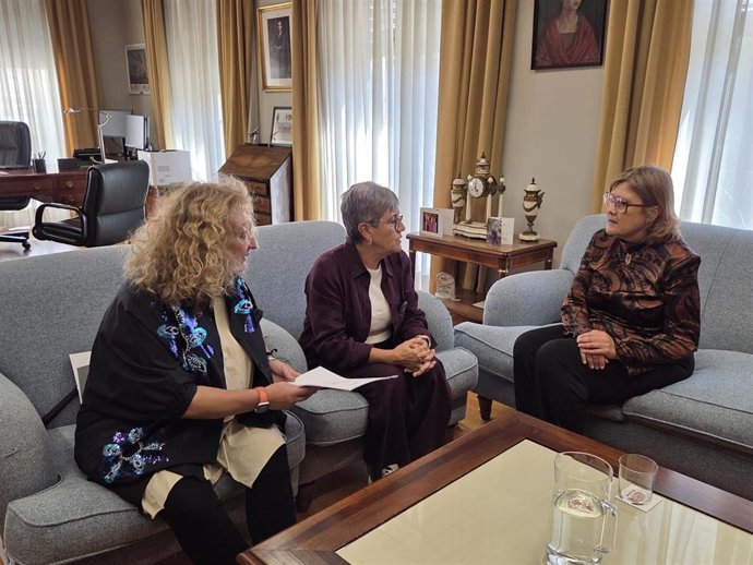 La delegada del Gobierno en Extremadura, María Teresa Macías, durante la reunón con las secretarias generales de UGT y CCOO en la región, Patro Sánchez y María Berrocal.