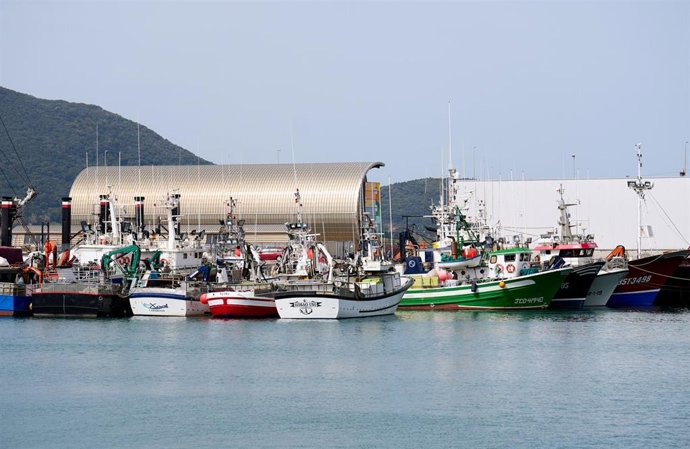 Archivo - Barcos amarrados en el puerto de Santoña.- Archivo
