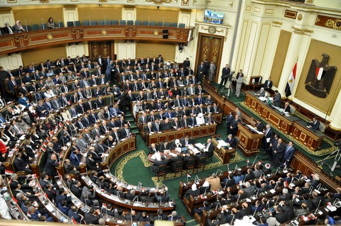 Archivo - Jan. 10, 2016 - Cairo, Cairo, Egypt - Staff members attend the swearing-in session of the Parliament during the first meeting of Egypt's newly elected parliament, inside the People's Assembly for the opening session of the new parliament in Cair