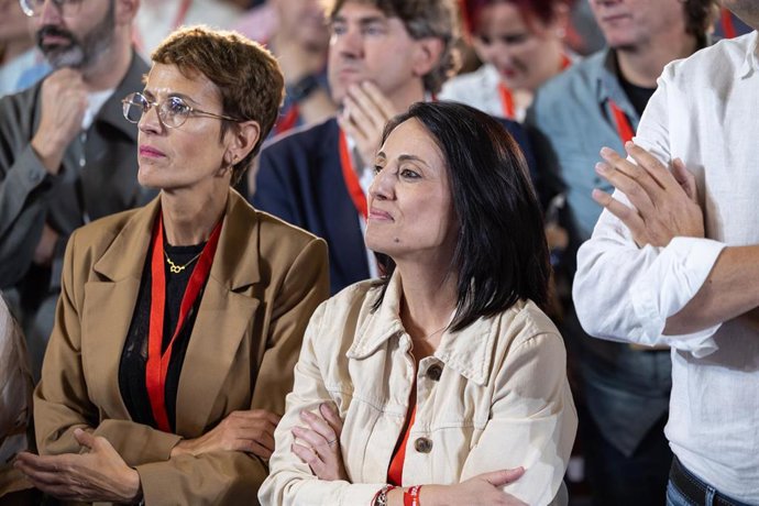 La presidenta de la Comunidad Foral de Navarra, María Chivite, y la portavoz del PSOE, Rebeca Torró, durante el Comité Federal del PSOE.