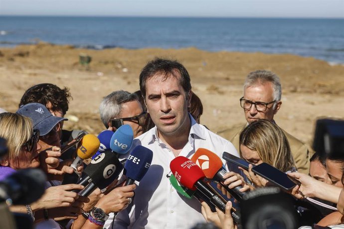 El vicepresidente y ministro de Economía, Comercio y Empresa, Carlos Cuerpo, atiende a los medios durante una visita al camping Kiko Park, a 26 de octubre de 2026, en Oliva, Valencia,